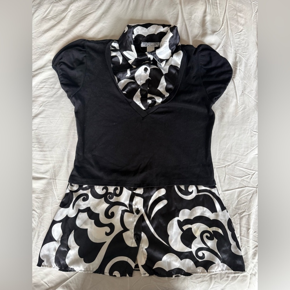 Black and White Patterned Vintage Buttoned Blouse